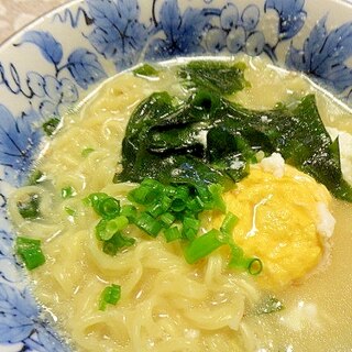 わかめとかた茹で卵の即席ラーメン